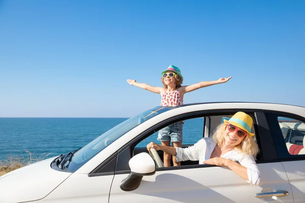 Ευτυχισμένο Οικογενειακό Ταξίδι Αυτοκίνητο Στη Θάλασσα Μητέρα Και Παιδί Διασκεδάζουν — Φωτογραφία Αρχείου