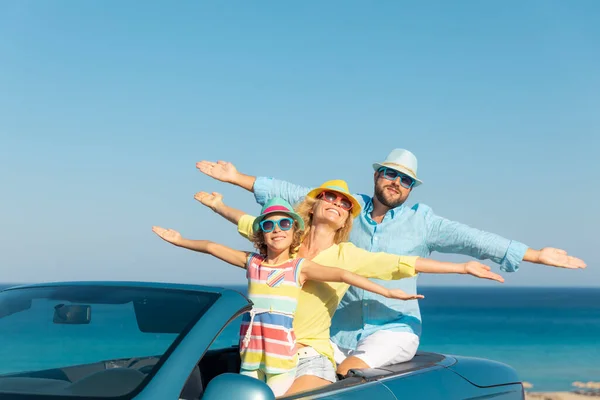 Szczęśliwej Podróży Rodzinnej Samochodem Morzu Matka Ojciec Córka Bawią Się — Zdjęcie stockowe