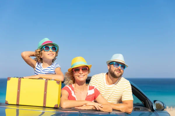 Szczęśliwej Podróży Rodzinnej Samochodem Morzu Matka Ojciec Córka Bawią Się — Zdjęcie stockowe