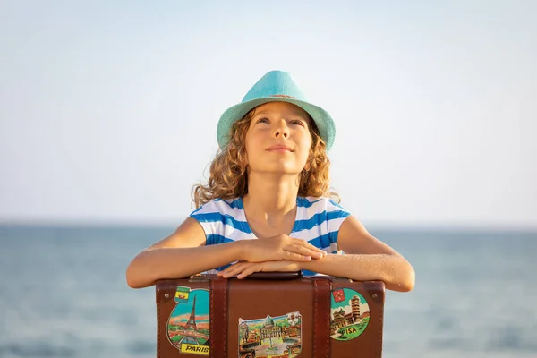 Kind Mit Vintage Koffer Den Sommerferien Mädchen Haben Spaß Strand — Stockfoto