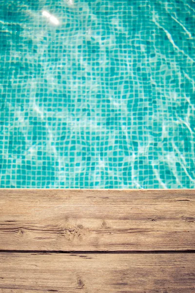 濁った水に対する木製の背景 夏休みのコンセプト — ストック写真