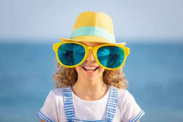 Όμορφο Κορίτσι Στις Καλοκαιρινές Διακοπές Ευτυχισμένος Έφηβος Διασκεδάζει Στην Παραλία — Φωτογραφία Αρχείου