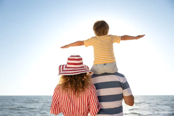 Šťastná Rodina Baví Pláži Matka Otec Dítě Pozadí Modrého Moře — Stock fotografie