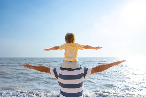 Gelukkige Familie Die Plezier Heeft Het Strand Vader Zoon Tegen — Stockfoto