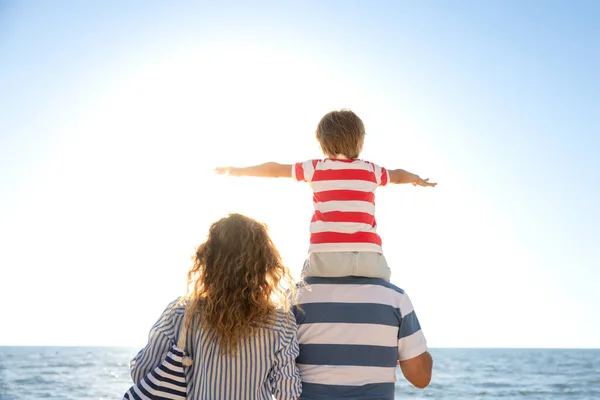 Szczęśliwa Rodzina Bawiąca Się Plaży Matka Ojciec Dziecko Tle Błękitnego — Zdjęcie stockowe