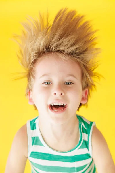 Glückliches Kind Das Vor Gelbem Papierhintergrund Schreit Lustiges Kind Das — Stockfoto