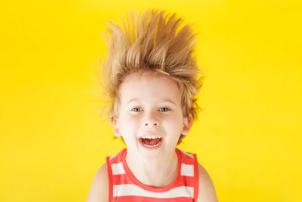 Criança Feliz Gritando Contra Fundo Papel Amarelo Miúdo Engraçado Pendurado — Fotografia de Stock