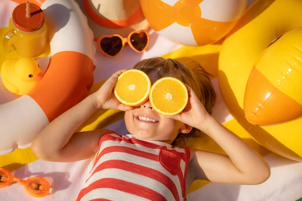 Gelukkig Kind Met Plakjes Sinaasappelfruit Als Een Zonnebril Kind Met — Stockfoto