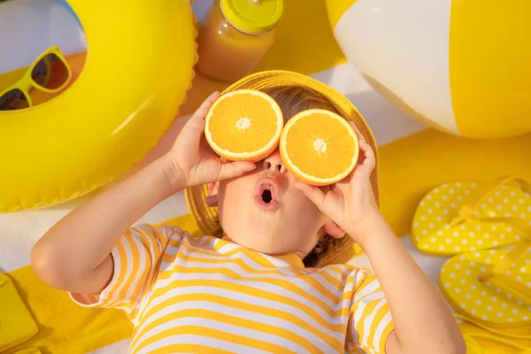 Förvånad Barn Som Håller Skivor Apelsinfrukt Som Solglasögon Grabben Bär — Stockfoto