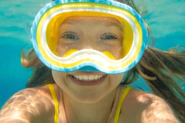 Undervattensporträtt Barn Ungen Har Kul Havet Sommar Semester Och Hälsosam — Stockfoto