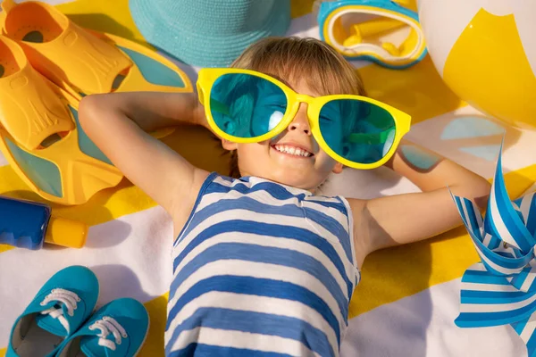 Criança Feliz Deitada Toalha Praia Garoto Engraçado Livre Férias Verão — Fotografia de Stock