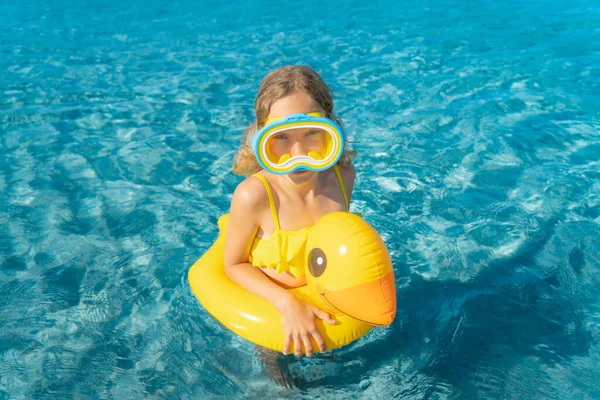 夏休みに面白い子供 海で泳いでいる幸せな女の子 — ストック写真