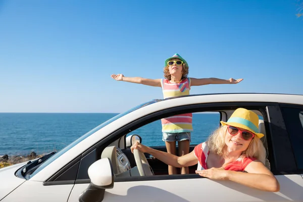 一家人在海上乘车旅行愉快 妈妈和孩子在蓝色出租车里玩得很开心 暑假的概念 — 图库照片