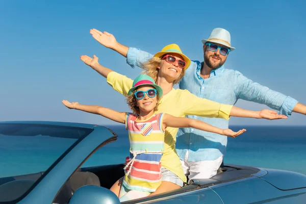 Happy Family Travel Car Sea Mother Father Daughter Having Fun — Stock Photo, Image