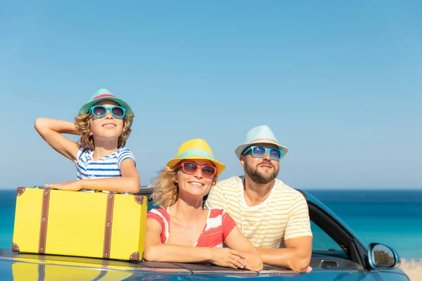 가족은 바다에서 자동차로 파란캐 비올에서 재미를 — 스톡 사진