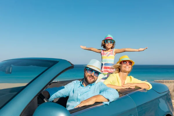 一家人在海上乘车旅行愉快 爸爸和女儿在蓝色出租车里玩得很开心 暑假的概念 — 图库照片
