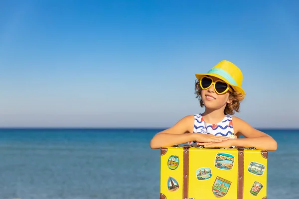 Yaz Tatilinde Bavullu Bir Çocuk Kız Sahilde Eğleniyor Çocuk Arka — Stok fotoğraf