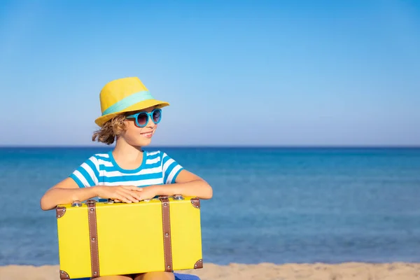 Παιδί Vintage Βαλίτσα Στις Καλοκαιρινές Διακοπές Κορίτσι Διασκεδάζει Στην Παραλία — Φωτογραφία Αρχείου