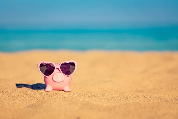 Piggybank Playa Contra Mar Cielo Fondo Ahorro Para Viajes Verano — Foto de Stock
