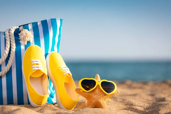 青い海と空の背景に対するビーチバッグやスニーカー 夏休みのコンセプト — ストック写真