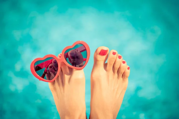 Kırmızı Pedikürlü Kadın Ayakları Mavi Arka Planına Karşı Yaz Tatili — Stok fotoğraf