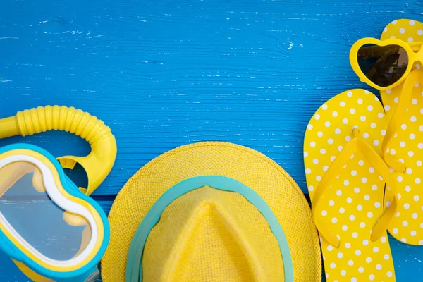 海滩拖鞋和蓝色木制背景的帽子 暑假和旅行概念 — 图库照片