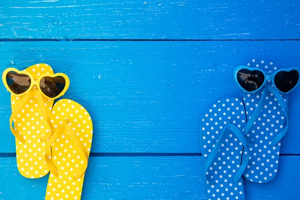 青い木製の背景にビーチフリップフロップとサングラス 夏休みと旅行のコンセプト — ストック写真