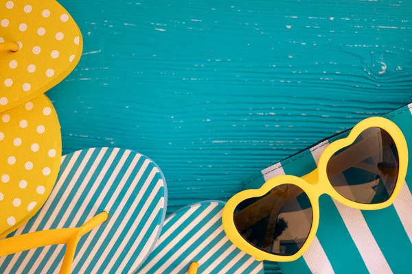 Strandflip Flops Und Sonnenbrille Auf Blauem Holzhintergrund Sommerurlaub Und Reisekonzept — Stockfoto