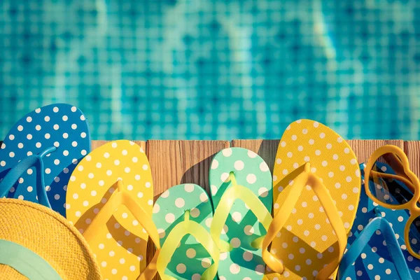 Strandflip Flops Und Sonnenbrille Auf Blauem Holz Vor Wasserhintergrund Sommerurlaub — Stockfoto