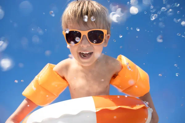Çocuk Yaz Tatilinde Eğleniyor Çocuk Havuza Atlıyor Sıçramasına Karşı Düşük — Stok fotoğraf