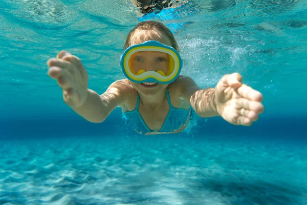 Undervattensporträtt Barn Ungen Har Kul Havet Sommar Semester Och Hälsosam — Stockfoto