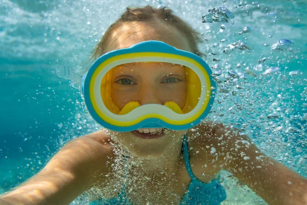 Onderwaterportret Van Een Kind Hij Heeft Plezier Zee Zomervakantie Gezond — Stockfoto