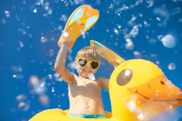 孩子们暑假过得很开心 小孩在游泳池里跳 男孩在水花面前的低角度的肖像 — 图库照片