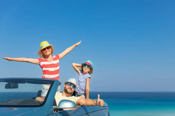 海で車で幸せな家族旅行 お母さん お父さんと娘は青いキャブリオレットで楽しんでいます 夏休みのコンセプト — ストック写真