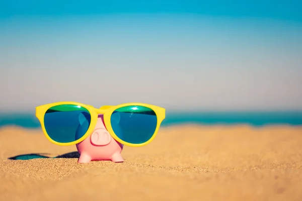 海と空の背景に対してビーチでPiggybank 夏の旅行と休暇のコンセプトのための貯蓄 — ストック写真