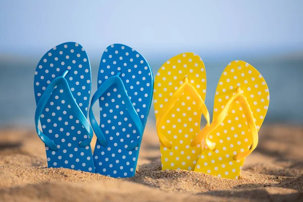 Beach Flip Flops Sand Sea Sky Background Summer Vacation Concept — Stock Photo, Image