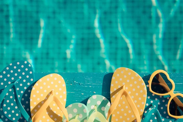 在蓝色木头上的海滩翻筋斗和太阳镜在水的背景下 暑假和旅行概念 — 图库照片