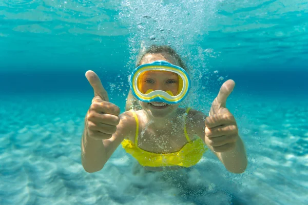 Çocuk Sualtı Portresi Çocuk Denizde Eğleniyor Yaz Tatili Sağlıklı Yaşam — Stok fotoğraf