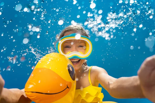 Criança Feliz Divertindo Nas Férias Verão Miúdo Engraçado Saltar Piscina — Fotografia de Stock