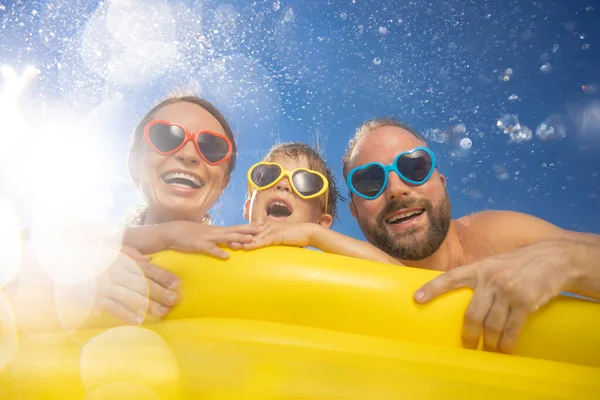Mutlu Aile Yaz Tatilinde Eğleniyor Nsanlar Mavi Gökyüzü Arka Planına — Stok fotoğraf