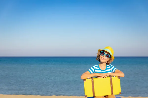 Dziecko Klasyczną Walizką Wakacjach Dziewczyna Bawiąca Się Plaży Dzieciak Siedzący — Zdjęcie stockowe