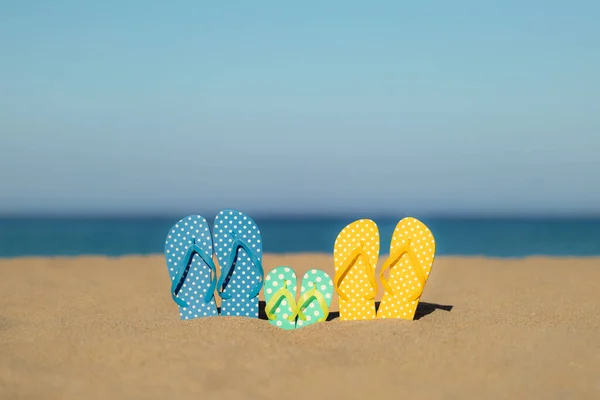 Multicolor Teenslippers Zandbeuk Tegen Zee Lucht Achtergrond Zomervakantie Reisconcept — Stockfoto