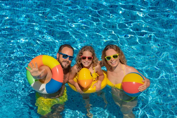 Familia Feliz Jugando Piscina Aire Libre Gente Divirtiéndose Vacaciones Verano — Foto de Stock