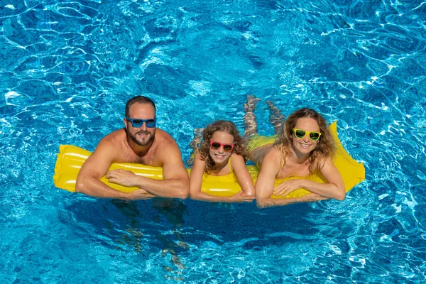 Feliz Familia Nadando Colchón Amarillo Piscina Aire Libre Gente Divirtiéndose — Foto de Stock