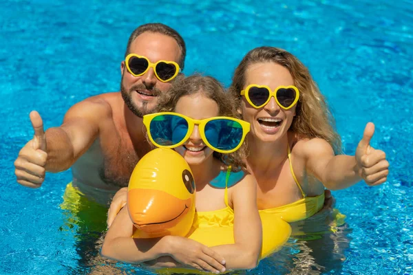 Familia Feliz Jugando Piscina Aire Libre Gente Divirtiéndose Vacaciones Verano — Foto de Stock