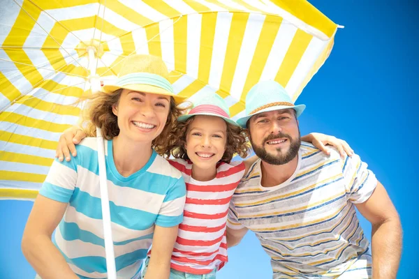 Glückliche Familie Sommerurlaub Porträt Glücklicher Menschen Vor Blauem Himmel — Stockfoto