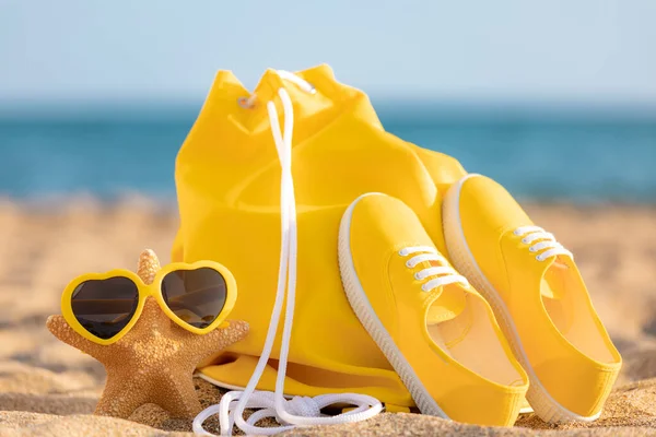 青い海と空の背景に対するビーチバッグやスニーカー 夏休みのコンセプト — ストック写真