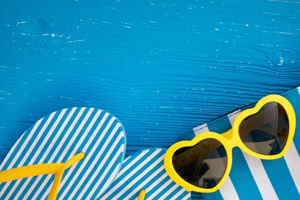 Japonki Plażowe Okulary Przeciwsłoneczne Niebieskim Drewnianym Tle Koncepcja Wakacji Letnich — Zdjęcie stockowe