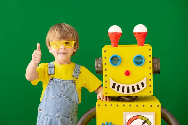 Ευτυχισμένο Παιδί Ρομπότ Παιχνίδι Στο Σχολείο Αστείο Παιδί Εναντίον Πράσινου — Φωτογραφία Αρχείου