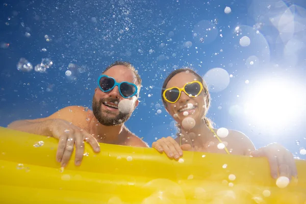 Pareja Feliz Divirtiéndose Vacaciones Verano Gente Saltando Piscina Contra Fondo —  Fotos de Stock